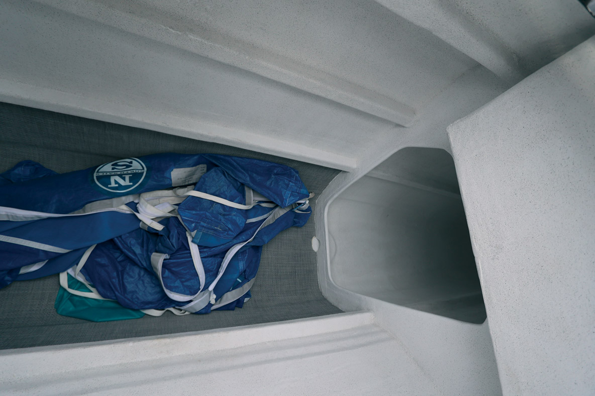 Les deux coques offrent assez d’espace pour stocker les voiles et tout le matériel nécessaire.