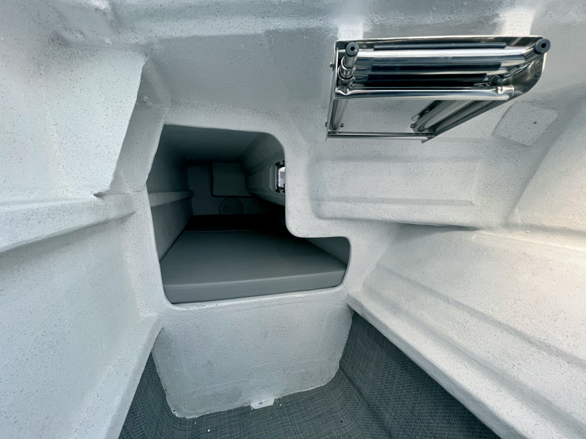 On dispose même d’une couchette sur chaque bord pour le camping côtier.