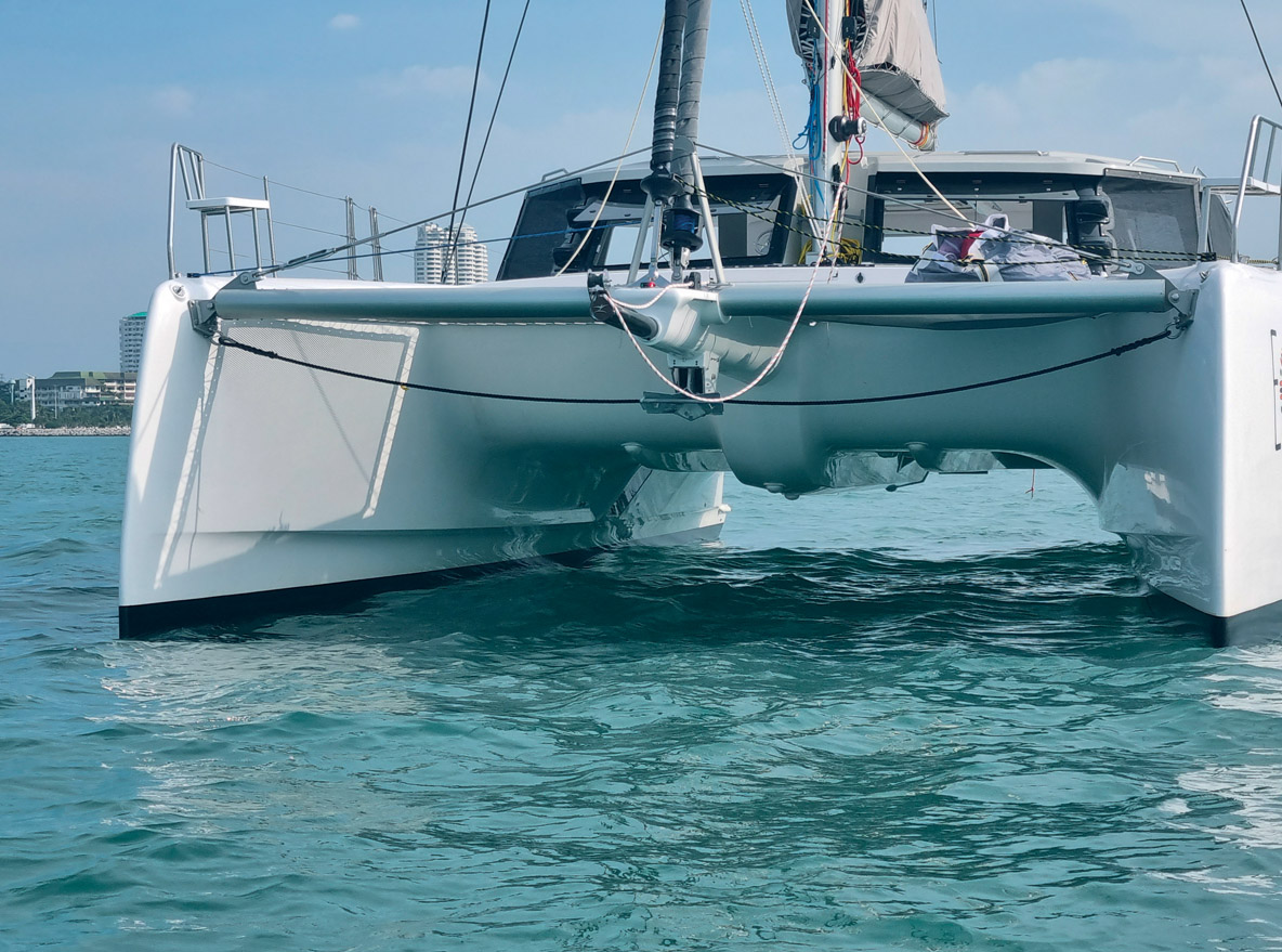 L’annexe, une Highfield de 4,20 mètres, est très discrète, car la plate-forme remonte très haut. Une nécessité à haute vitesse et une belle réussite sur le plan visuel.