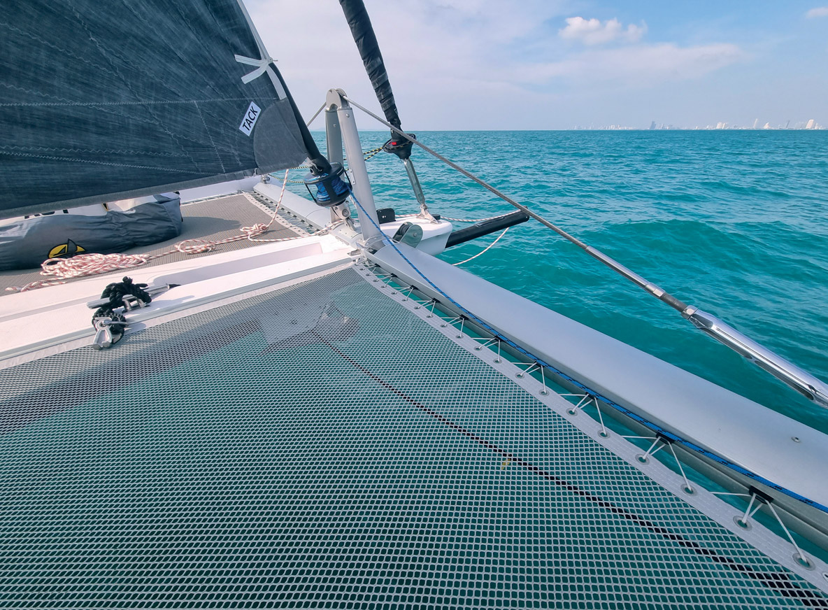 Le pont avant dispose d’un grand espace de rangement, et l’ancrage est bien assuré grâce au guindeau Maxwell livré avec une commande par câble et 80 m de chaîne galvanisée, ainsi qu’un compteur de chaîne dans le cockpit. Le mât réalisé par All Yacht Spars est posé juste devant le rouf.