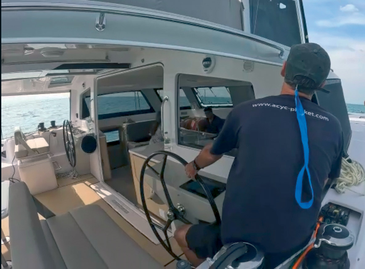 Le cockpit est fonctionnel – à la fois au mouillage et en navigation – avec des barres jumelées et des manettes  de gaz de chaque côté.