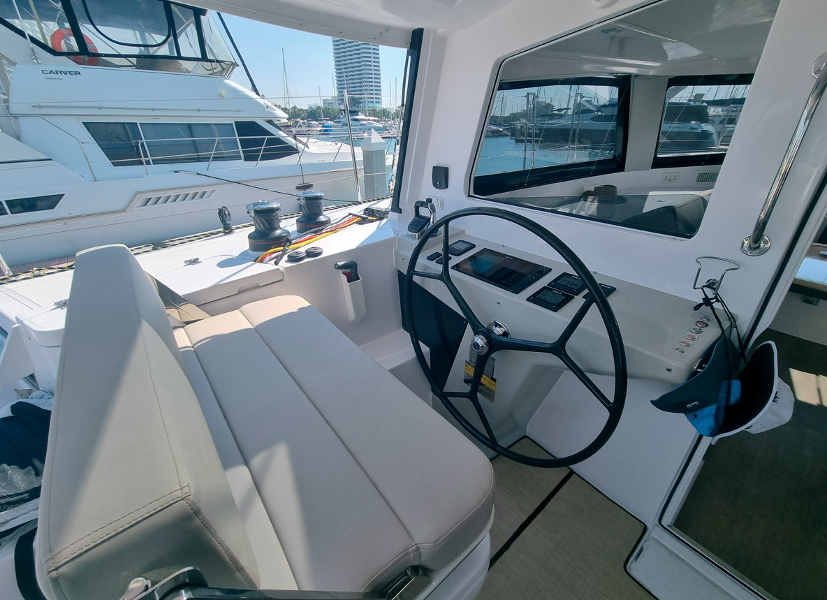 L’instrumentation et les commandes du moteur, ainsi  qu’un compteur de chaîne, sont bien disposés et facilement accessibles.