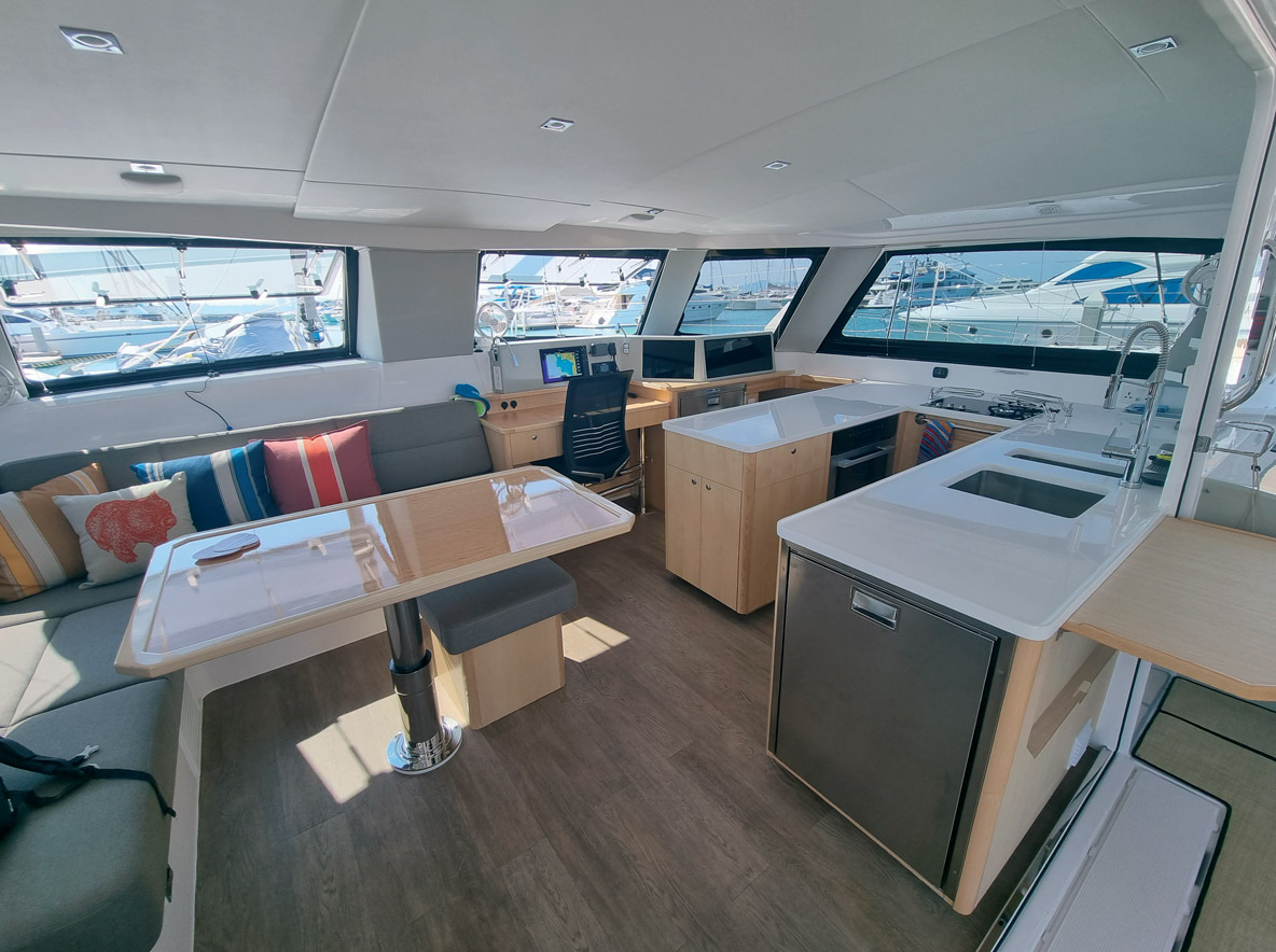 Dans le salon, la table réglable et transformable en couchage ainsi que  le poste de navigation spacieux sont autant d’atouts.