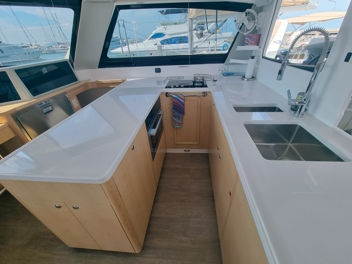 Deux réfrigérateurs/congélateurs, des éviers profonds, une cuisinière à gaz et des finitions de qualité font de la cuisine un espace pratique sur le 1370.