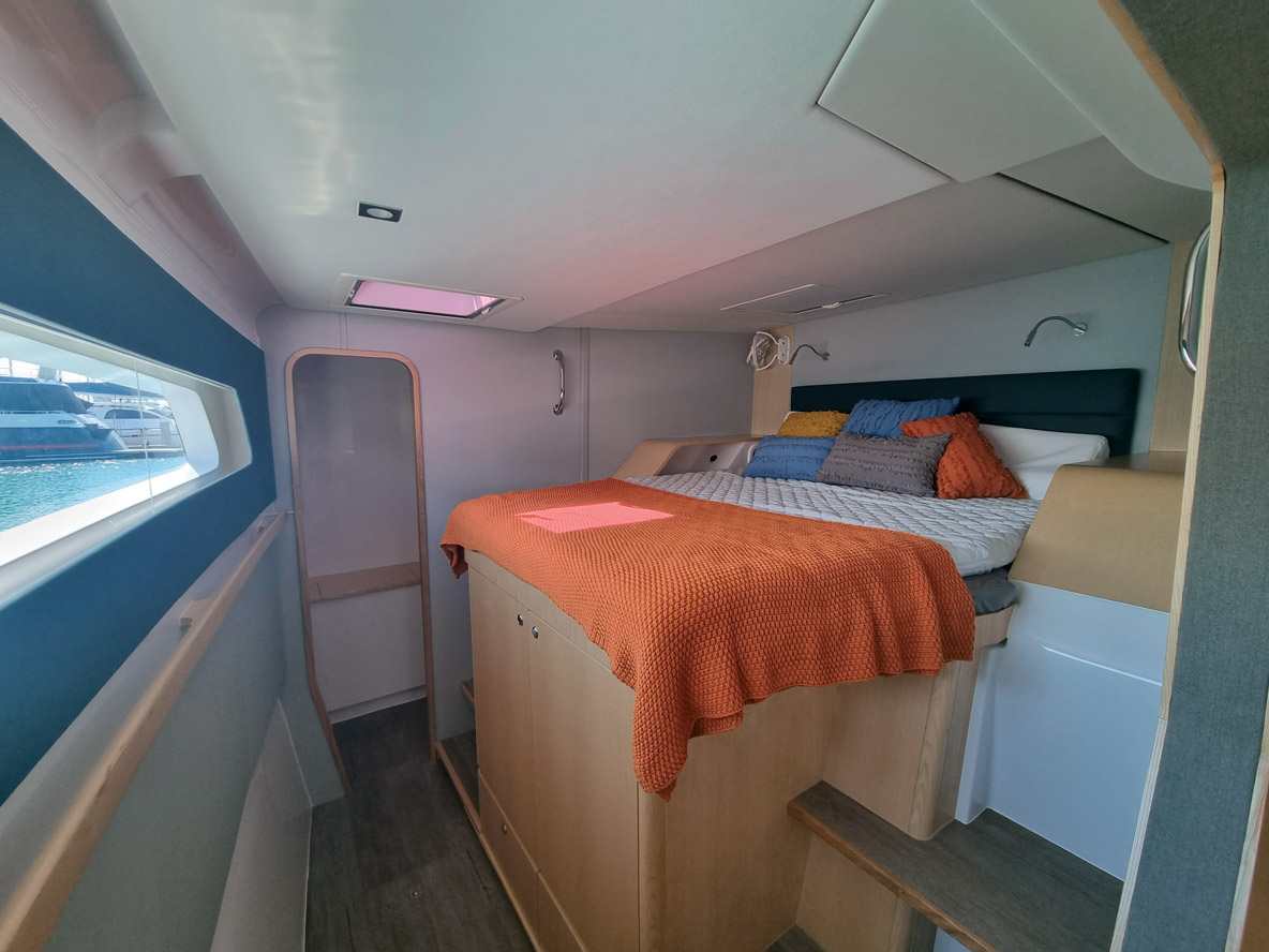 La cabine Propriétaire occupe toute la longueur de la coque, elle est donc spacieuse et offre une bonne hauteur sous barrots. 