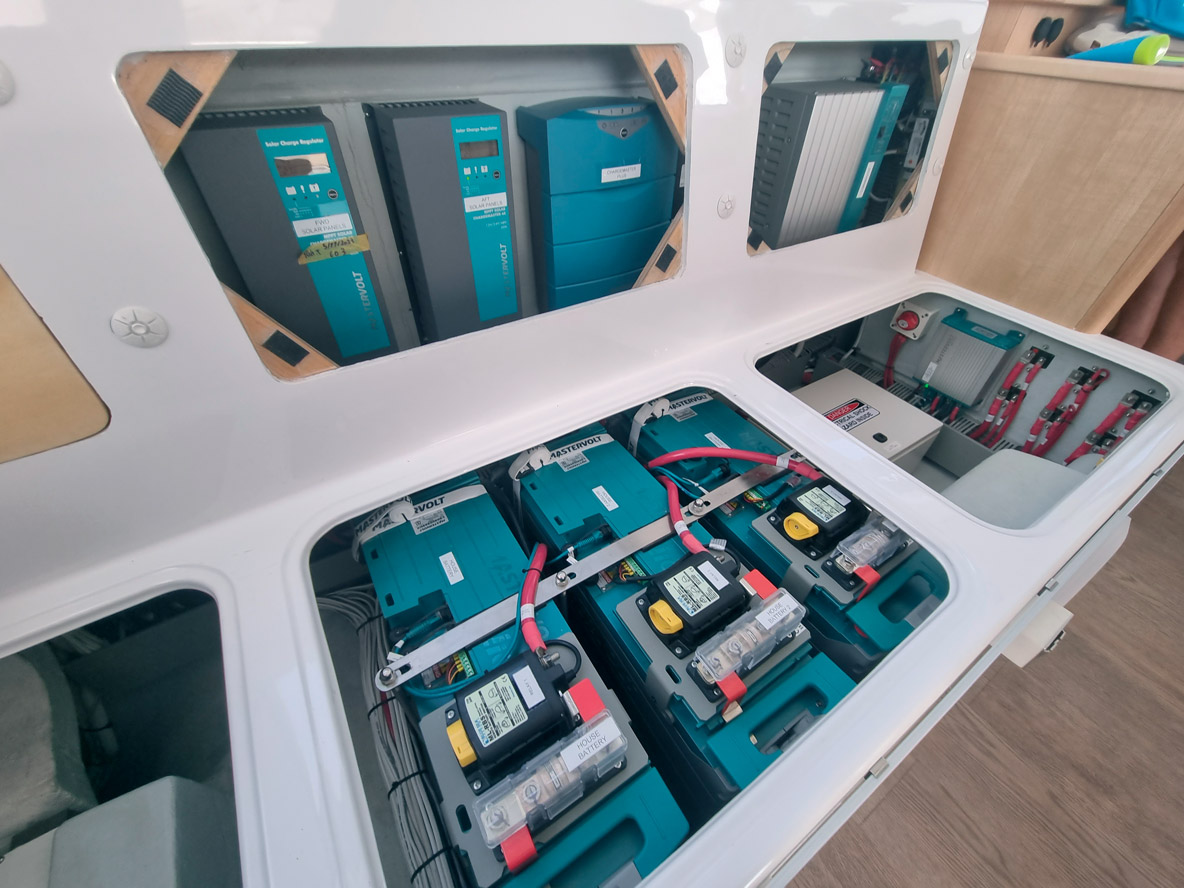 Il y a beaucoup d’espace pour évoluer autour  des deux saildrives Yanmar de 57 CV, accessibles par les panneaux de pont. Quant aux batteries  et autres éléments techniques, ils sont soigneusement centrés dans le catamaran.