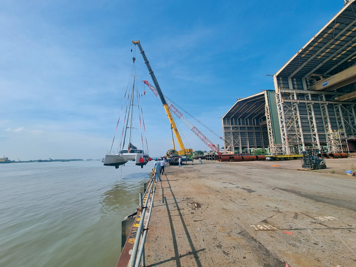 Le chantier naval Seawind est idéalement situé à côté de la rivière Hoh Chi Minh, ce qui permet une mise à l’eau facile et une courte navigation au moteur jusqu’à la mer de Chine méridionale.