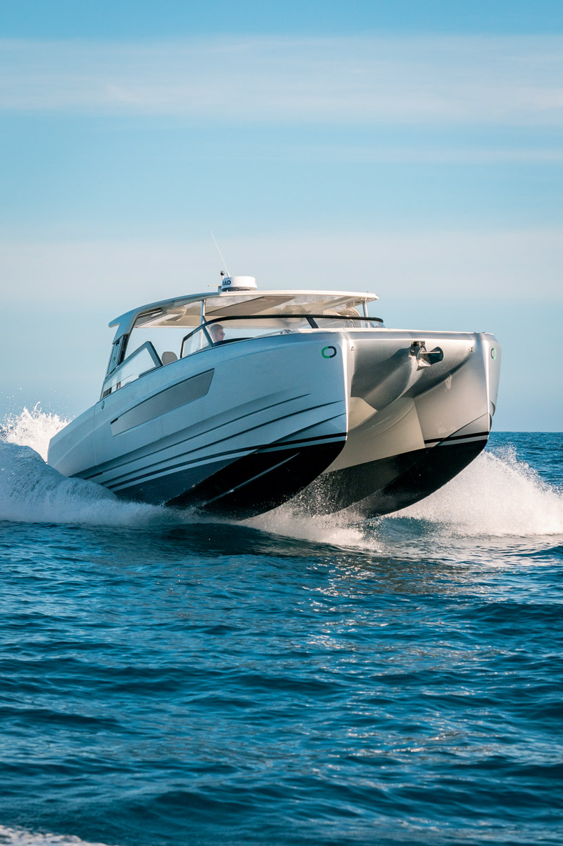 A partir de 20 nœuds, on ressent très nettement l’effet coussin d’air – et donc amortisseur – assuré par le tunnel entre les coques.