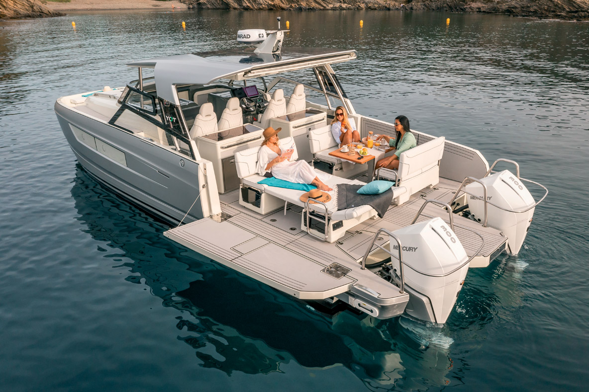 Table(s) et ou solarium(s) : le maître-mot de ce cockpit ingénieux est modularité.