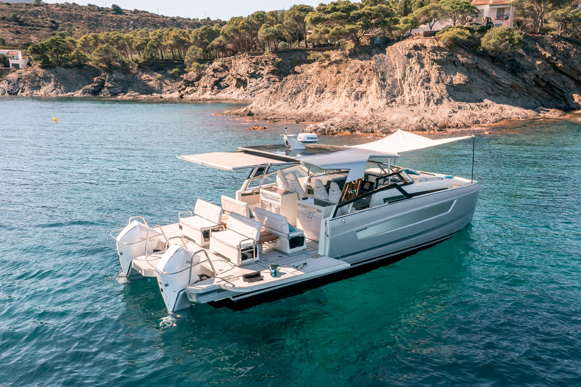 En option, le constructeur propose des biminis textiles à l’avant et à l’arrière.