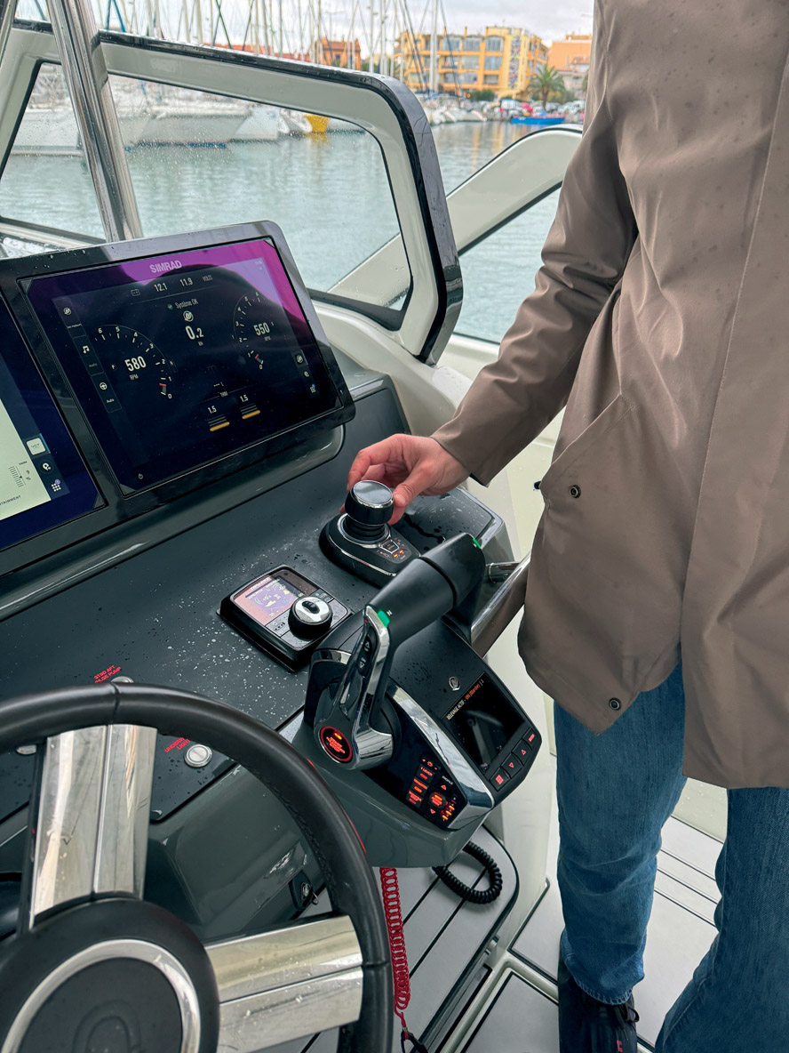 Ce joystick lumineux permet de manœuvrer en couplant les moteurs.