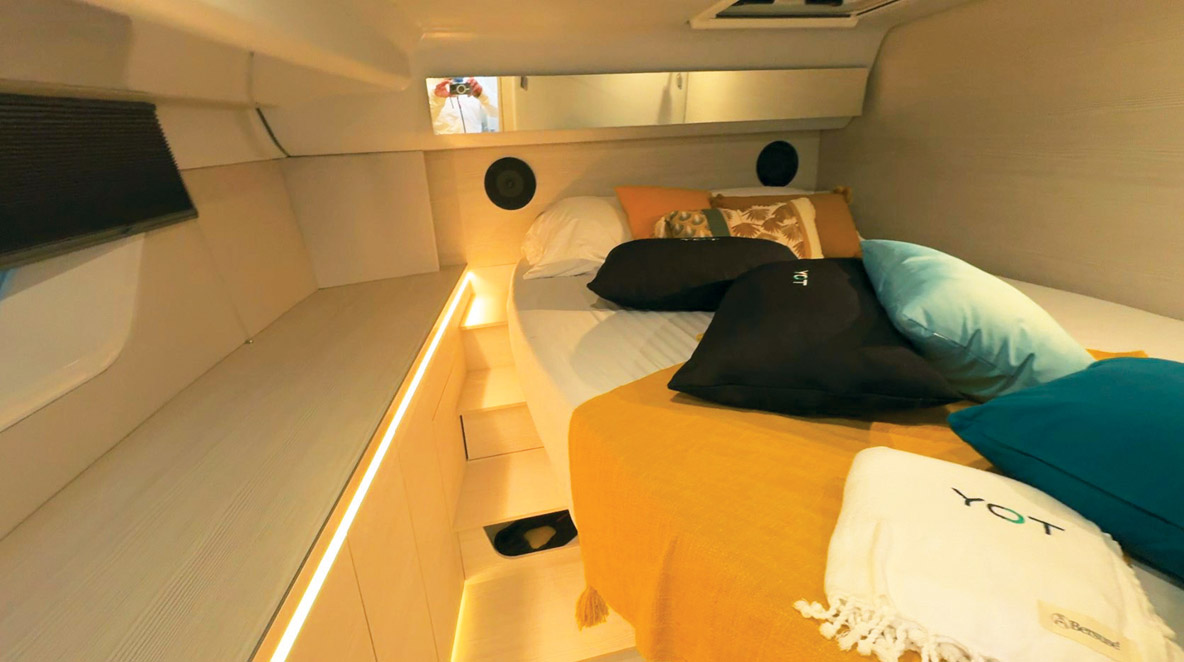 La cabine bâbord propose une cabine double plutôt cosy.