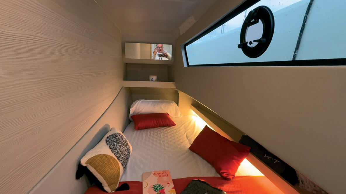 A tribord, le passavant surbaissé empiète logiquement sur le volume intérieur – du coup, on se contente d’une couchette simple.