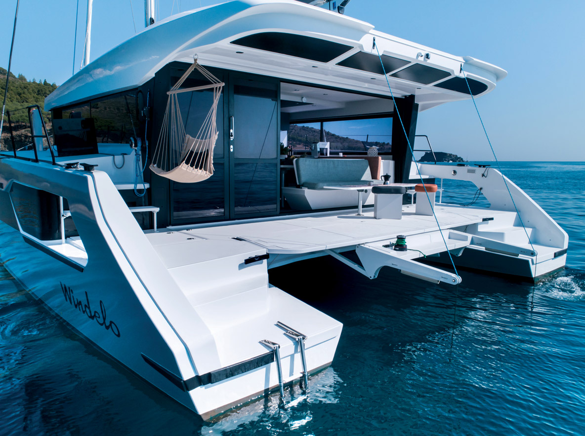 La grande baie vitrée coulissante ouvre presque aussi bien l’espace vers le cockpit arrière que le grand panneau escamotable. C’est moins spectaculaire, mais on gagne en praticité, en isolation et… en prix !