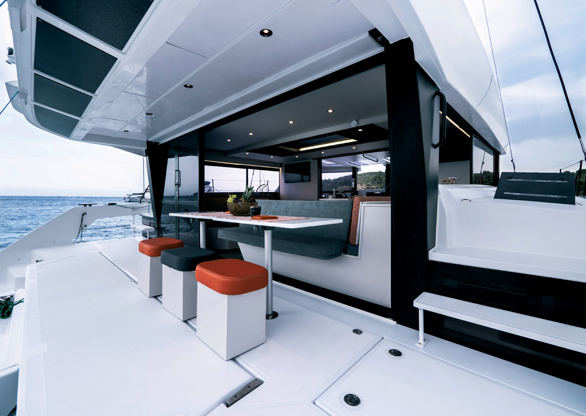 La plage arrière qui s’ouvre largement sur la mer est modulable et ergonomique. Bain de soleil, sieste, apéro ou repas,  c’est selon vos envies !