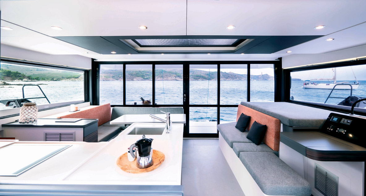 Le carré cuisine en L est très cosy. Une fois la baie vitrée fermée, on se sent comme à la maison, mais avec une vue sur mer qui change…