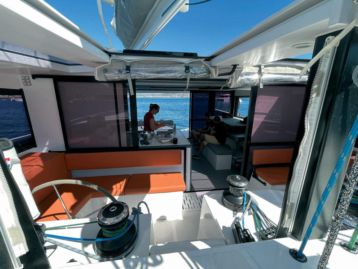 L’essayer, c’est l’adopter : le cockpit avant s’avère particulièrement ergonomique. La baie vitrée de séparation peut être occultée par des stores afin que les éclairages ne gênent pas le veilleur lors des navigations de nuit.