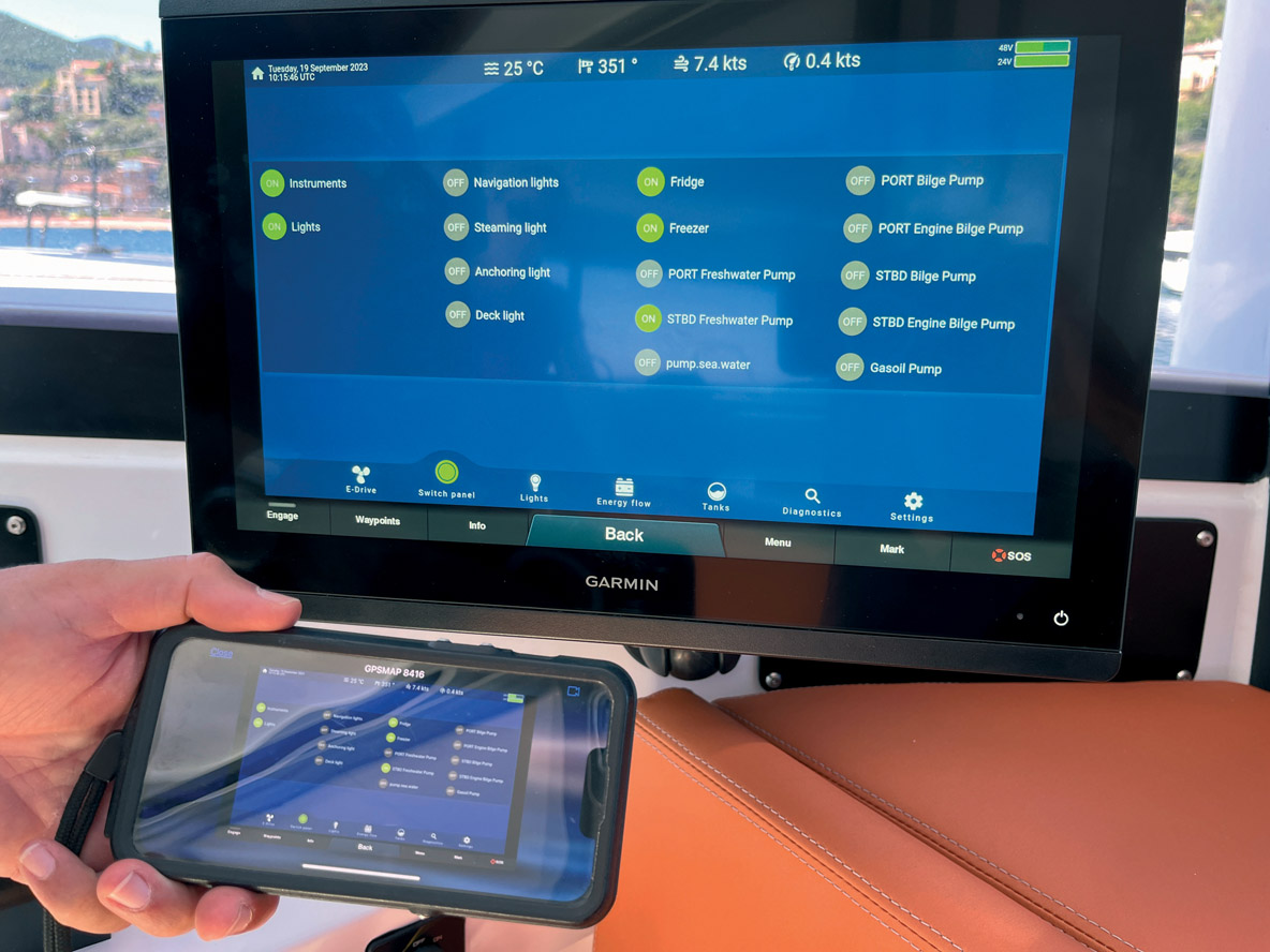 On peut accéder aux informations et contrôler depuis tous les écrans du bord et aussi via  son smartphone.
