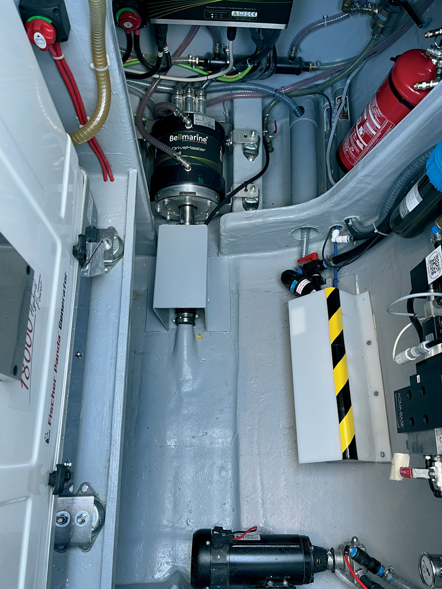 Les moteurs électriques montés sur ligne d’arbre dans les cales arrière et les batteries positionnées sous les couchettes garantissent haut rendement énergétique, centrage des poids optimum et silence à bord.