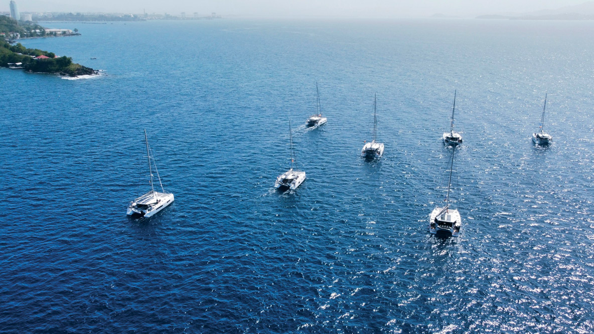 Arrivée en vue de Fort-de-France  au moteur ; l’armada Nautitech de l’Echappée Belle 2024 va bientôt  pouvoir mettre les voiles…