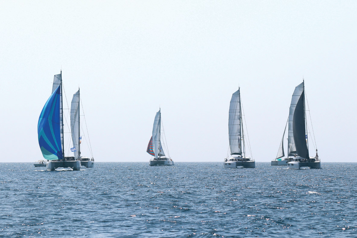 Les écarts sont faibles à l’entame du bord  de portant : les Nautitech sont alignés comme à la parade.