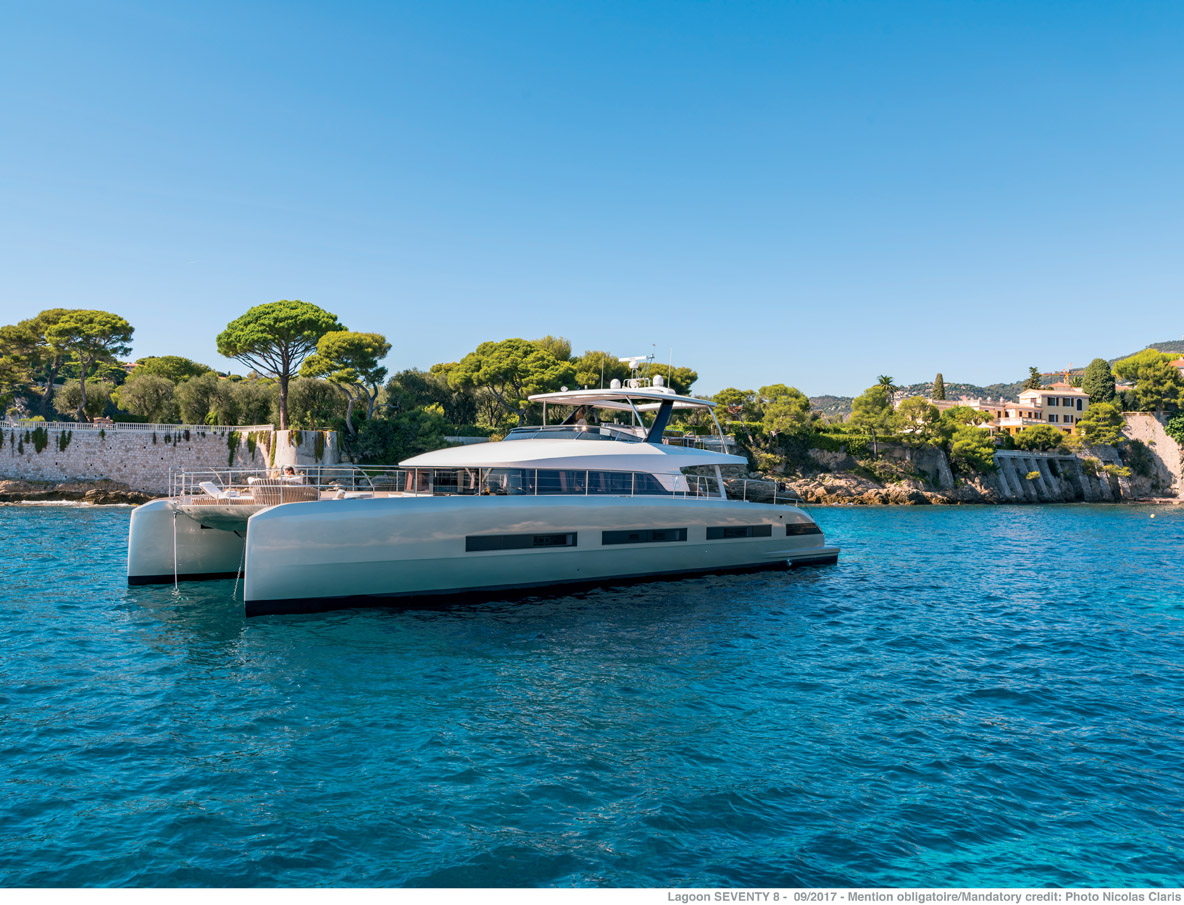 Le cap d’Antibes offre des possibilités de mouillage côté ouest  et est, ce qui permet de s’adapter aux conditions météo. © Lagoon