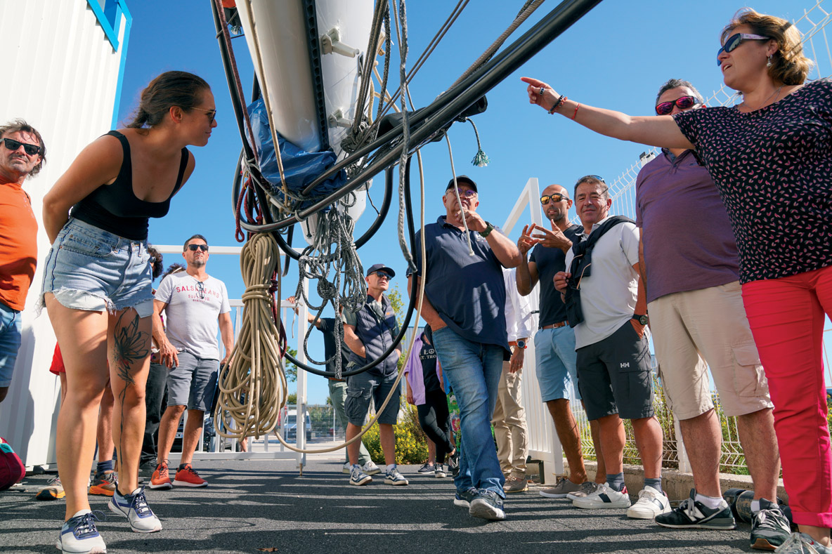 Travailler avec un mât à l’horizontale permet de comprendre plus facilement tout ce qui se passe habituellement « là-haut ».