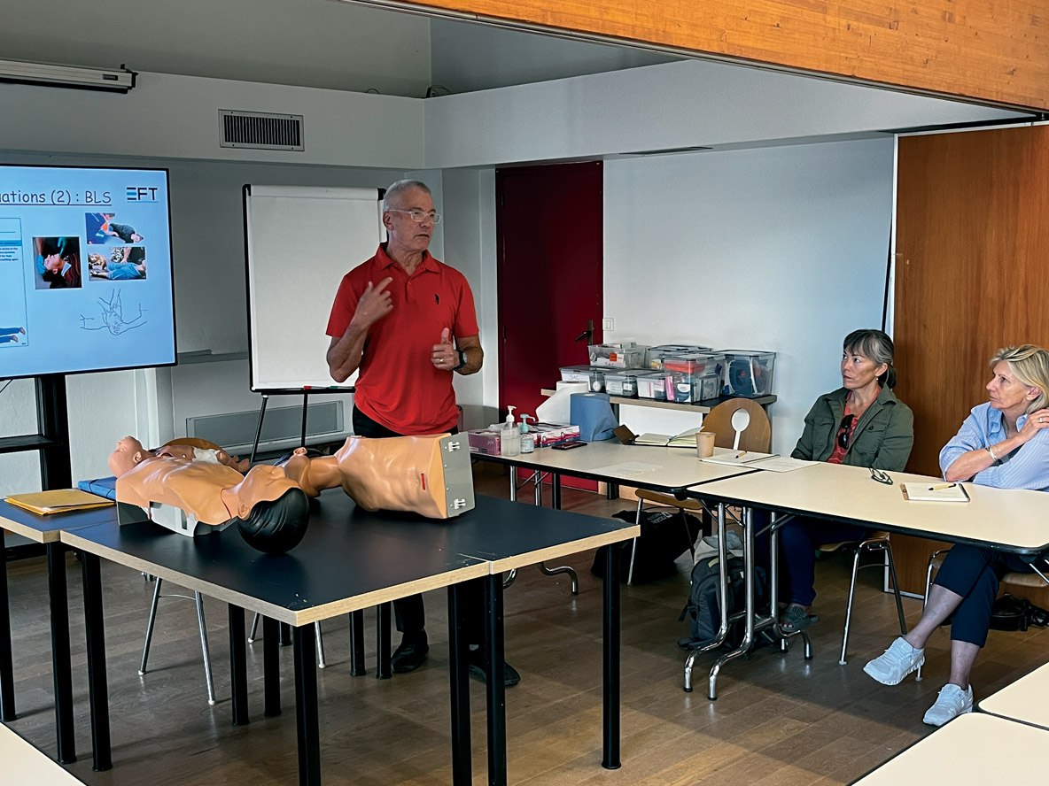 Le docteur Philippe Burtin assure la formation médicale, un sujet forcément au centre de toutes les préoccupations lorsque l’on part en grande croisière.