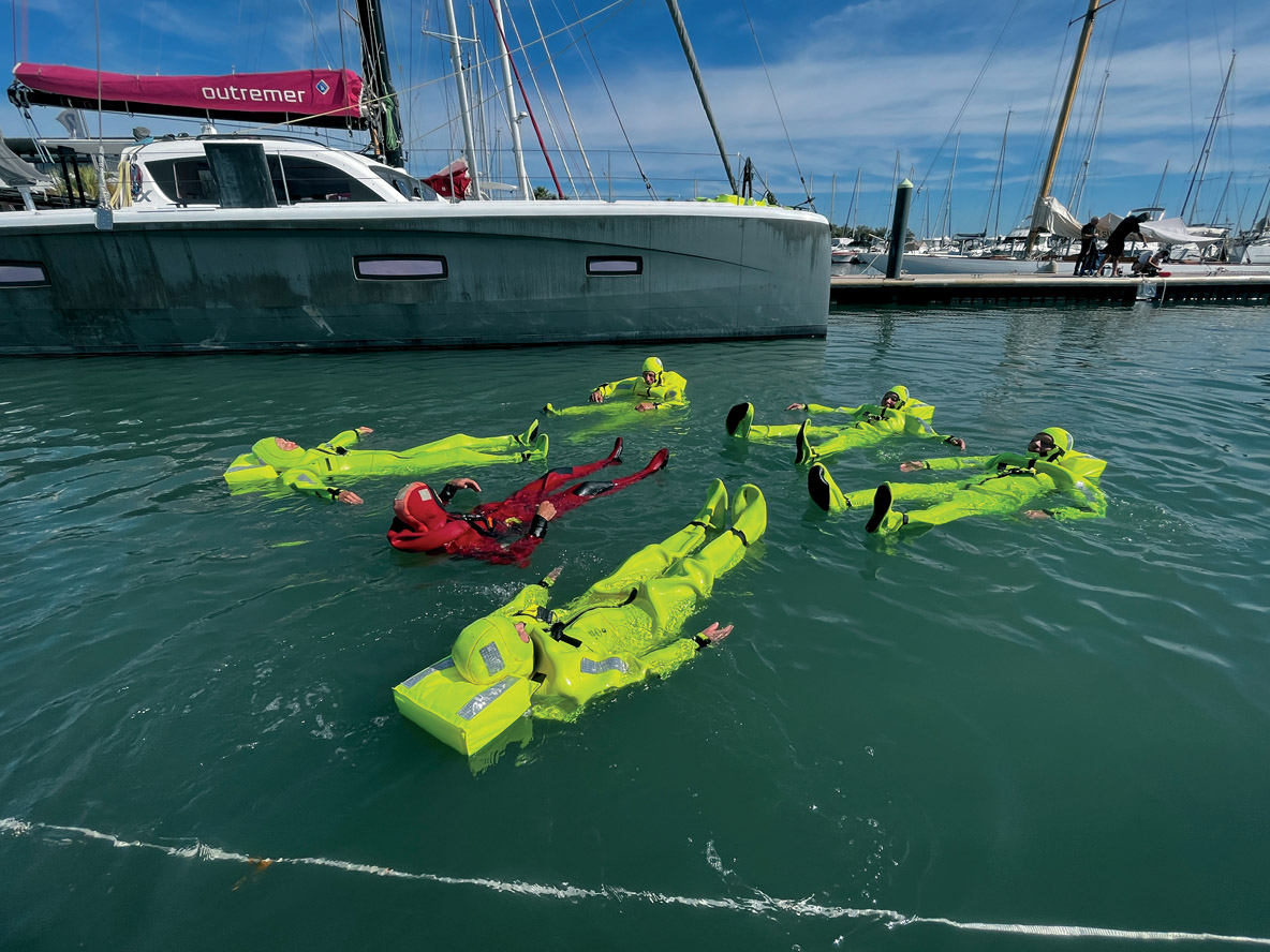 Beau temps et belle mer pour tester l’usage d’une combinaison de survie : un test bien utile que l’on espère ne jamais reproduire en vrai, dans des conditions forcément bien plus difficiles.