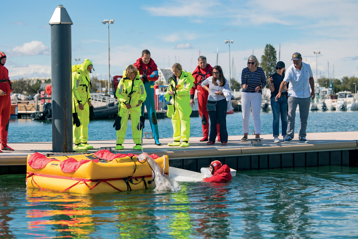 Percuter un radeau de survie permet d’appréhender son fonctionnement -  et de découvrir son équipement.