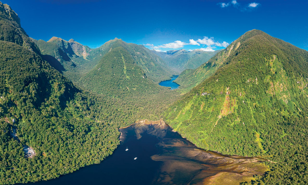 Certains fiords sont quasiment  connectés, ainsi, depuis Haulashore Cove, une randonnée mène au fiord suivant : Dagg Sound.<br/>