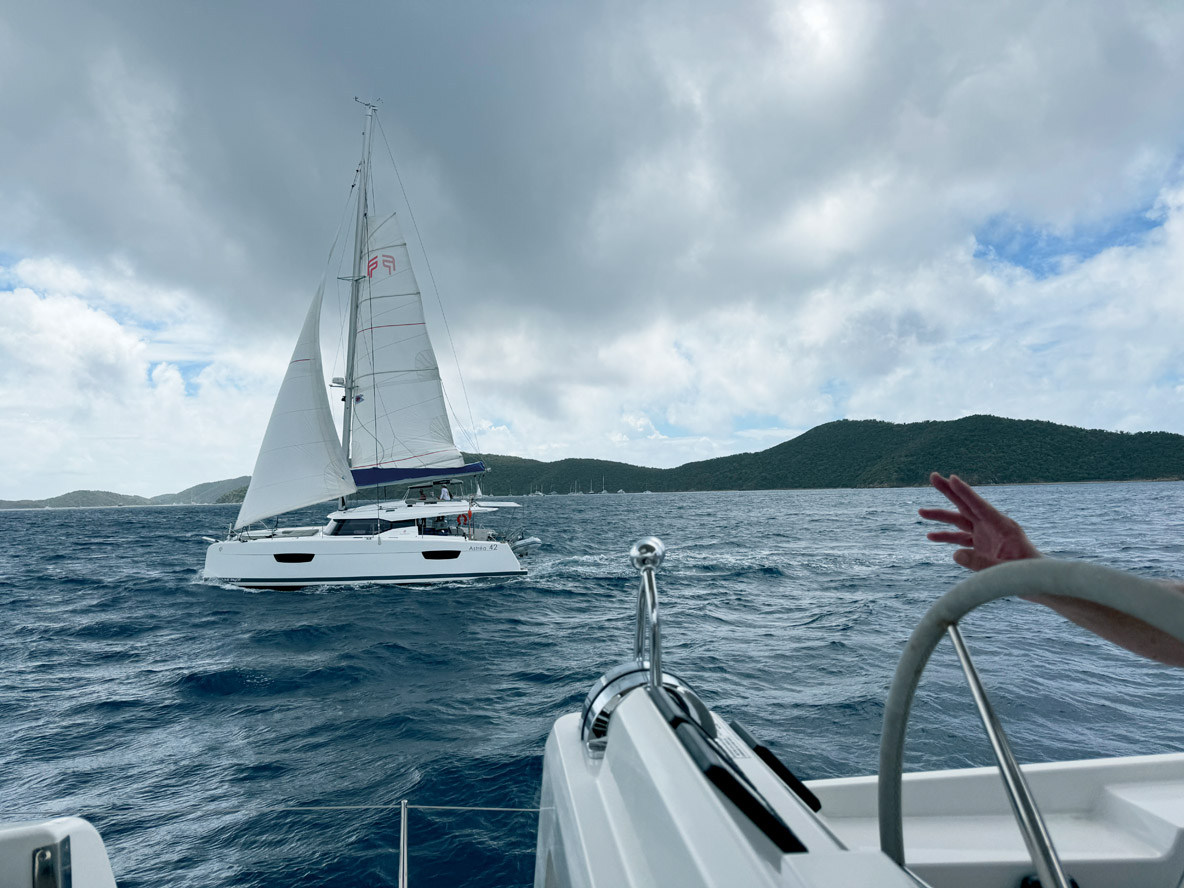 Poste de manœuvres devant, poste de barre  derrière : c’est ainsi que fonctionnent (très bien !)  la plupart des modèles Fountaine Pajot.