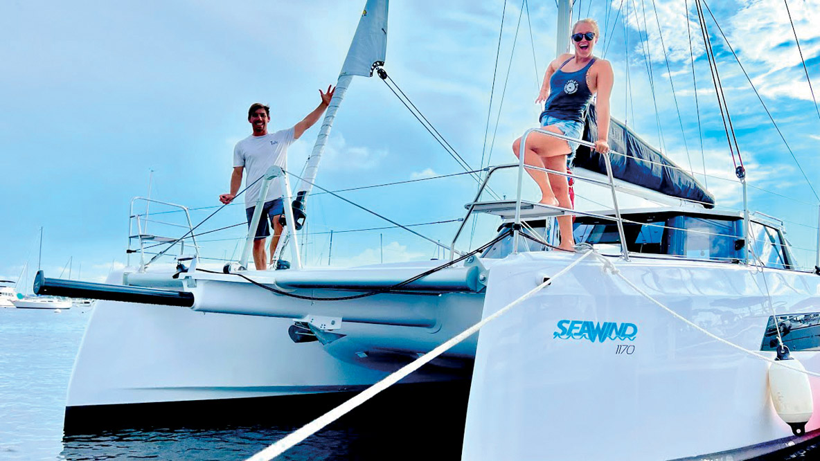 Le pont avant est assez dégagé, ce qui facilite les manœuvres.  La poutre avant supporte deux voiles sur enrouleur et un bout-dehors rétractable en carbone. Une fois  déployé, l’appendice porte la longueur du catamaran  à 41 pieds.