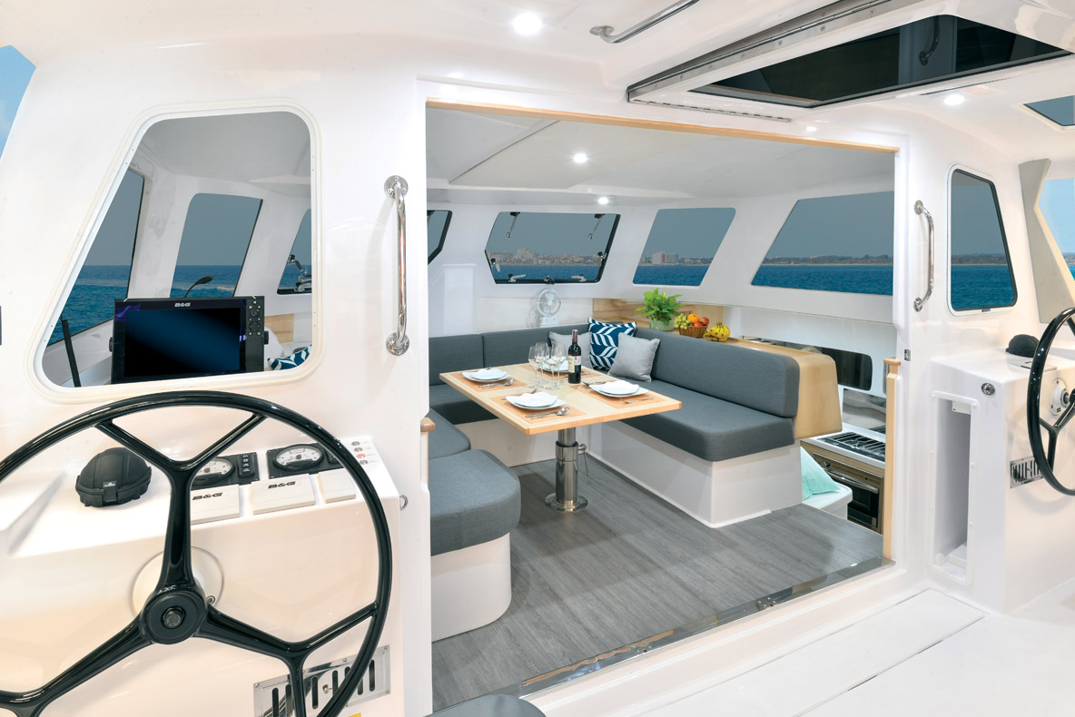 Entre le cockpit et le carré, une porte à trois battants permet de fermer totalement l’espace ou, au contraire, de faire disparaître la frontière entre l’intérieur et l’extérieur. A l’arrière du cockpit, une grande banquette cache quelques rangements.