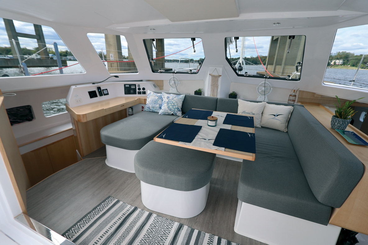 Le carré comporte une table modulable avec de nombreuses assises, et le tout peut même se transformer en lit d’appoint.