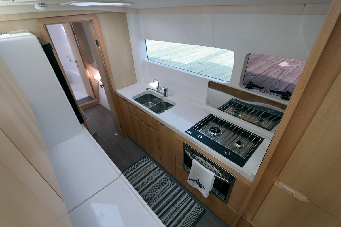 Située dans la coque tribord, la cuisine est plutôt grande et offre tout le nécessaire pour concocter un dîner de chef.