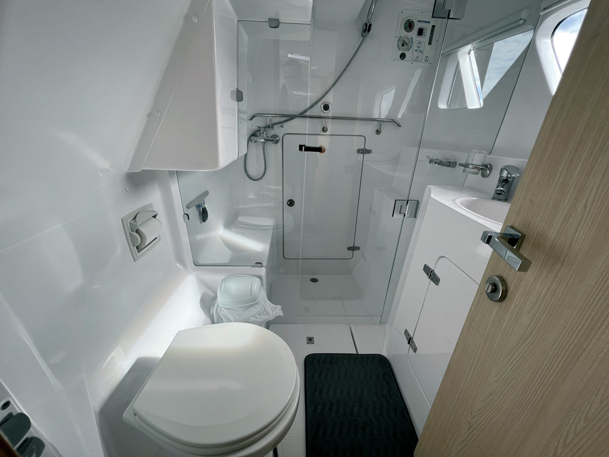 La suite Propriétaire dispose d’un couchage double, de beaucoup de rangements et d’une très grande salle d’eau.