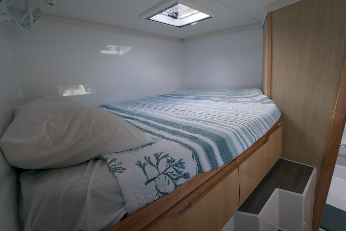 Aménagée dans le prolongement de la cuisine, la cabine invités profite elle aussi d’un lit double et de sa propre salle d’eau.