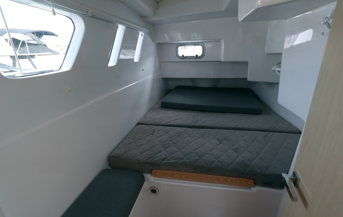 La troisième cabine, un peu moins spacieuse, propose tout de même un couchage double, elle servira aussi pour le rangement.