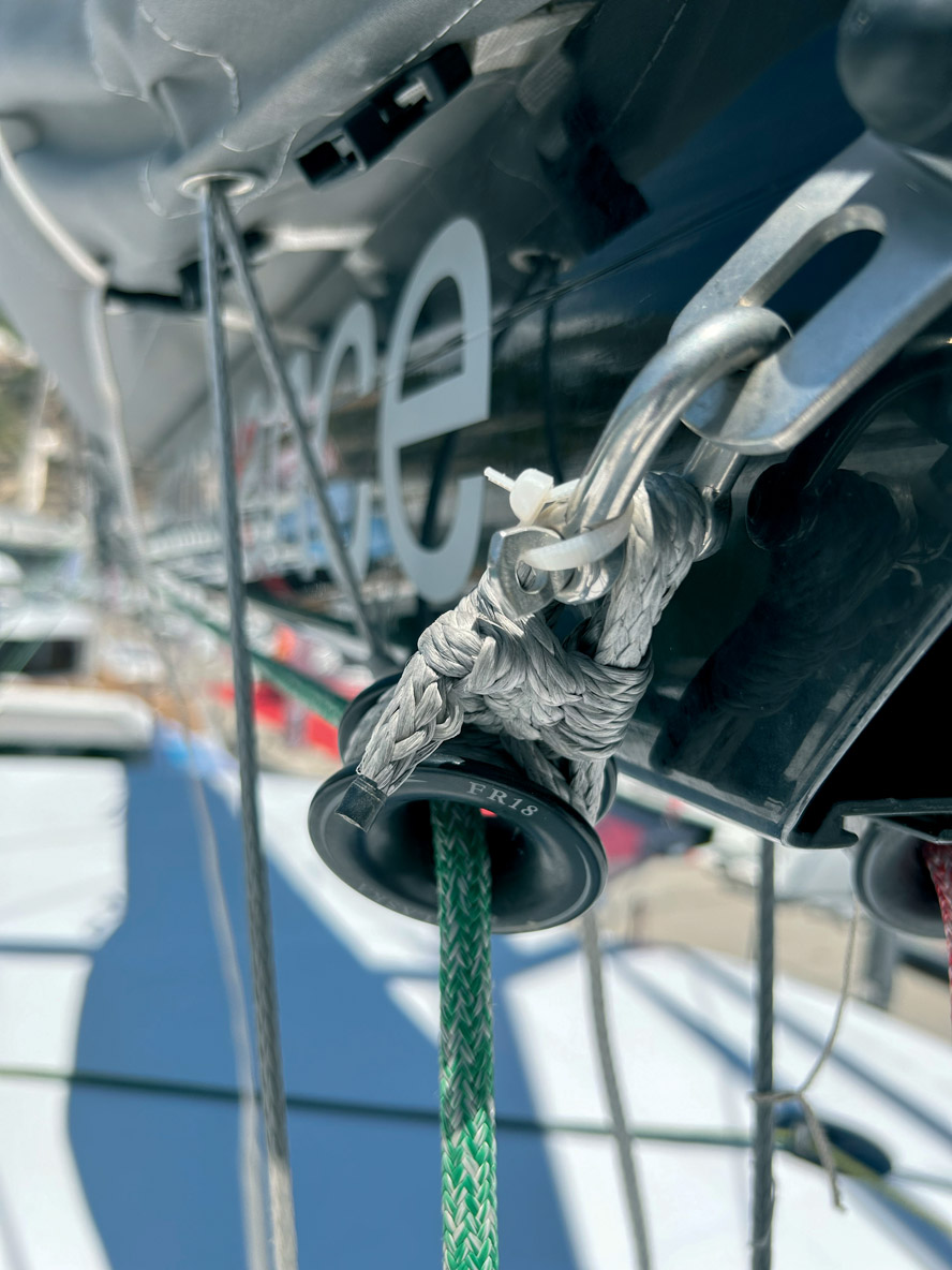 Tout l’accastillage et tout le gréement courant ont été repensés et optimisés.