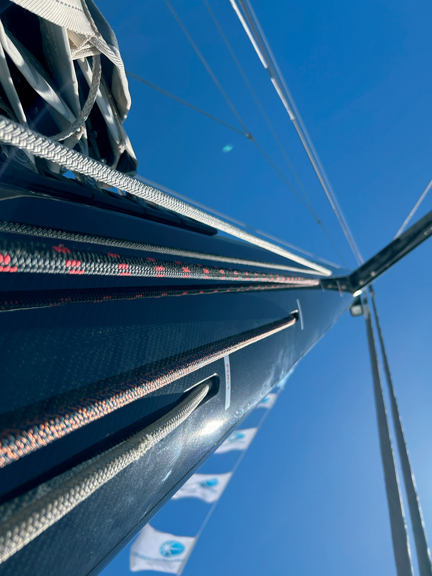 Le mât en carbone est complété par un gréement dormant textile.