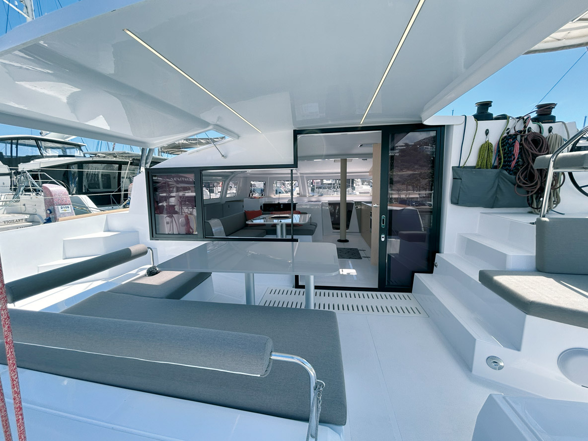 Le cockpit est bien protégé par le bimini, mais une  ouverture a été prévue pour améliorer la circulation de l’air par temps chaud. Grâce à ce panneau, il est possible de mettre en place une tente de cockpit.