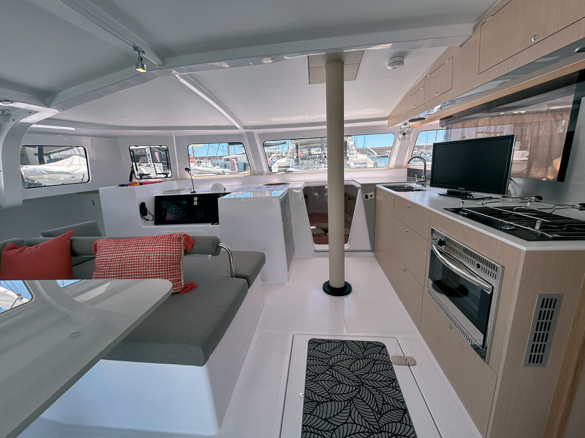 La cuisine est aménagée presque au centre de la nacelle. 