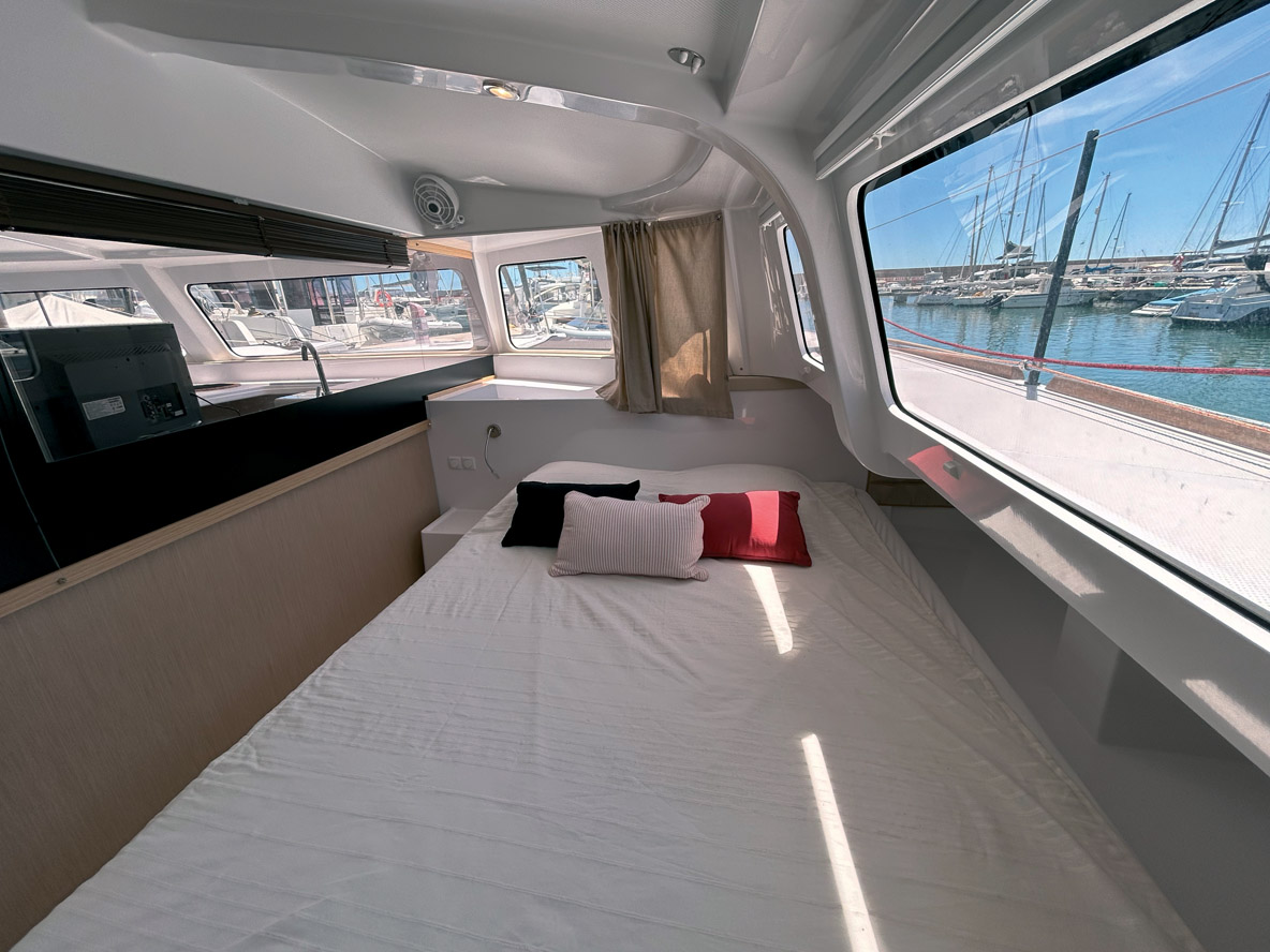 La cabine Propriétaire vitrée sur le carré profite d’une vue à 360° sur la mer. Des rideaux permettent de s’isoler de la zone de vie.