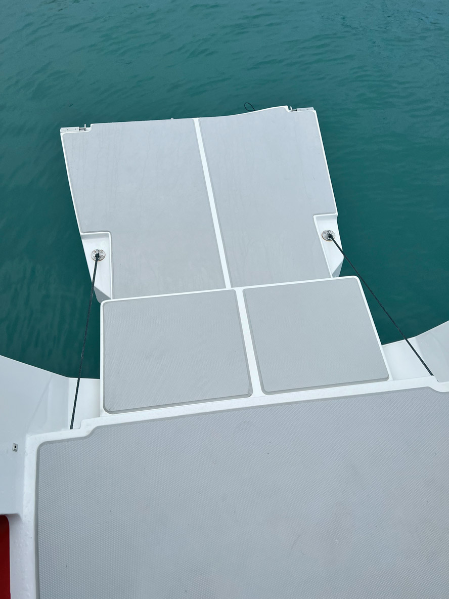 Au mouillage, les jupes se déplient pour faciliter l’accès à la baignade ou à l’annexe – et bien sûr au quai.