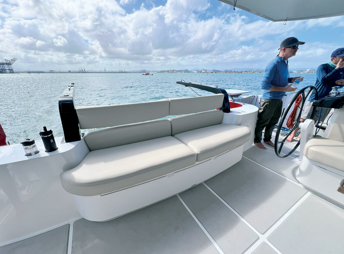 Les bossoirs peuvent recevoir une annexe de 3,50 m de long. En revanche,  pas de plate-forme centrale sur ce catamaran.