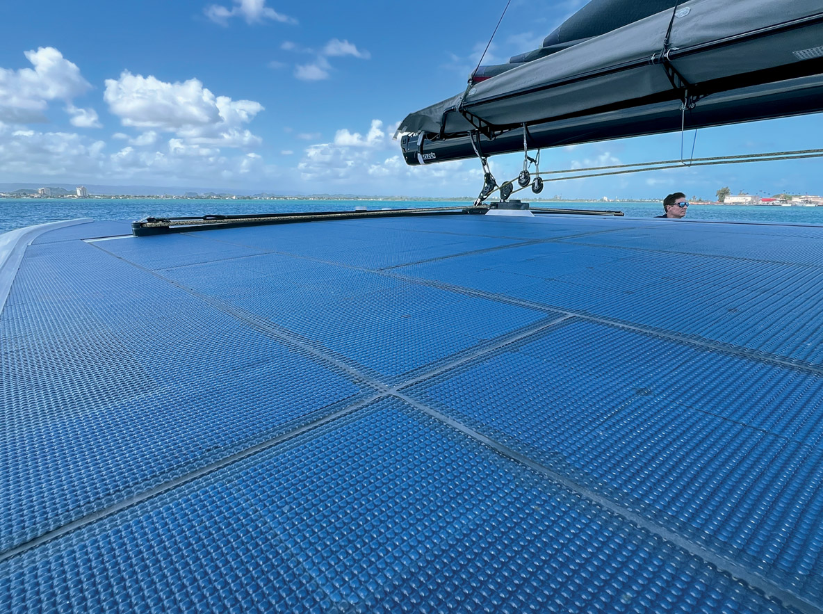 Le roof est entièrement recouvert de panneaux solaires, pour un total de 4,1 kWc, de quoi assurer une bonne autonomie énergétique.