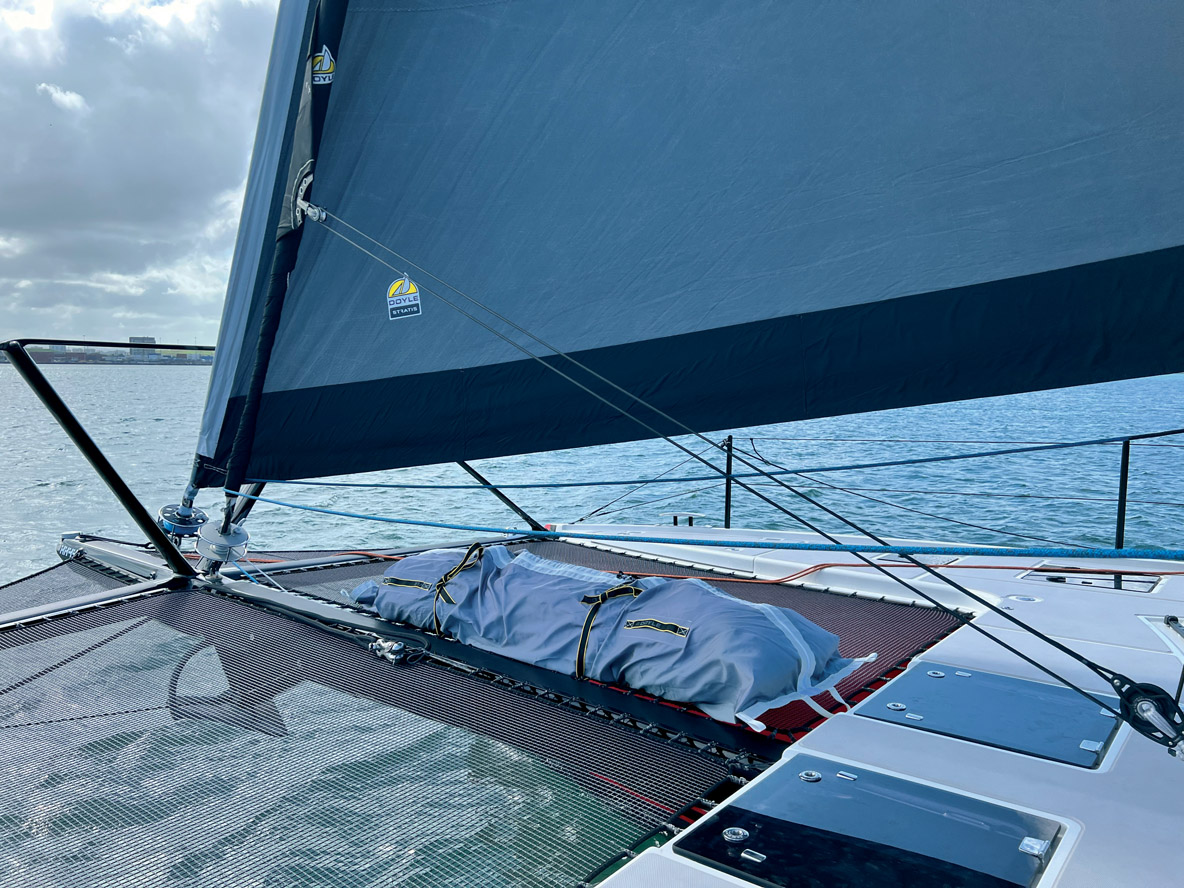 Le pontage avant dispose d’un trampoline. La plupart des voiles d’avant sont montées sur enrouleur, ce qui facilite grandement les manœuvres.