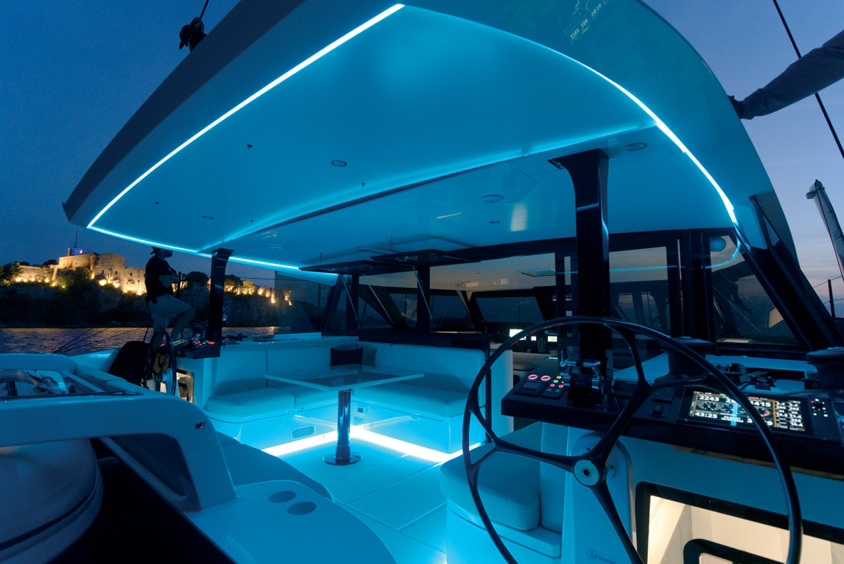 Le soir venu, la douceur des éclairages indirects diffuse une ambiance cosy à bord.