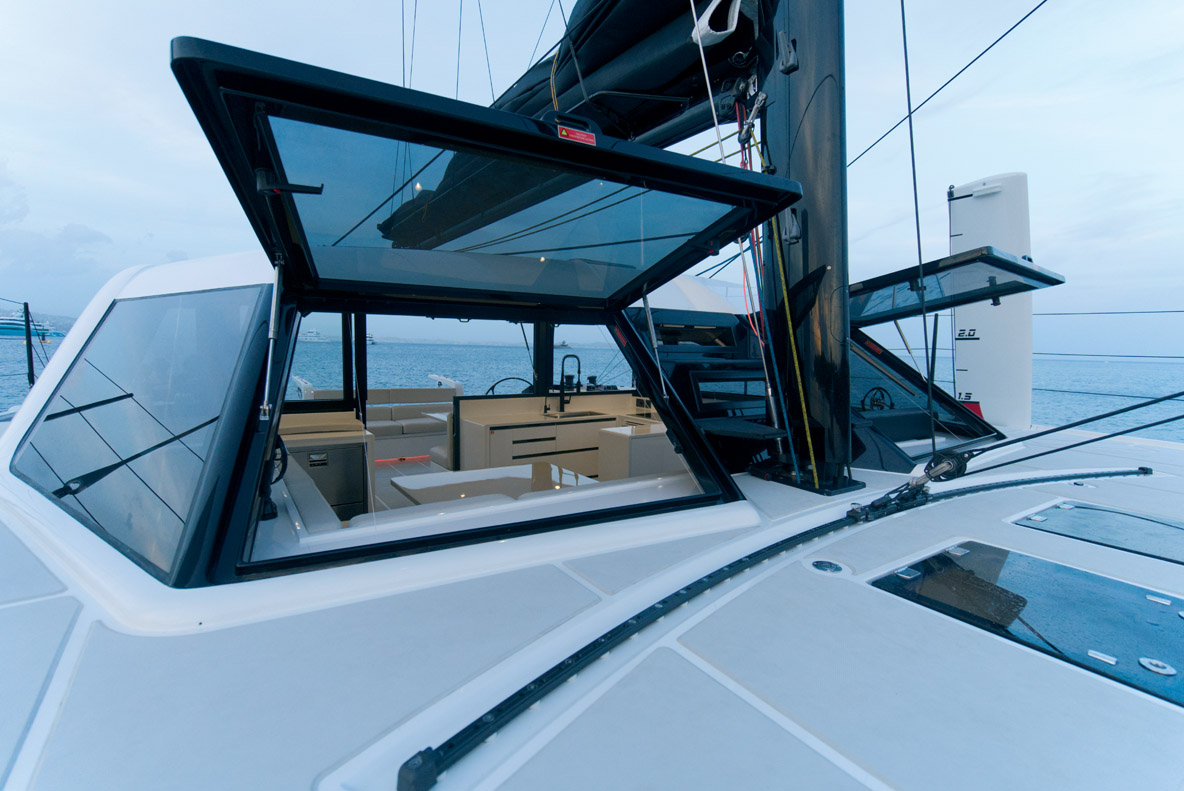 Les deux fenêtres avant s’ouvrent pour assurer une ventilation optimale  dans le bateau.